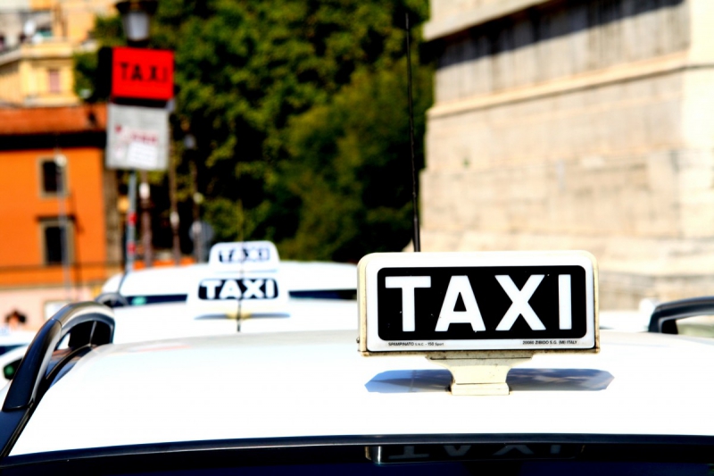 taxis-RIANS-min_taxi_auto_rome_road_white-1051610